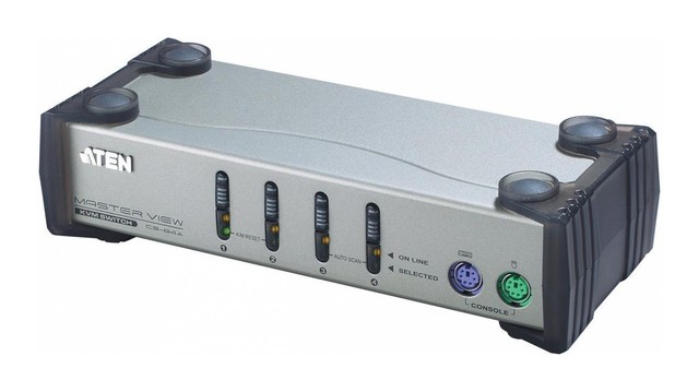 Настольный KVM-переключатель ATEN CS84A на рабочем столе